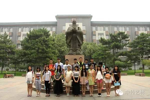 艺考班学员中国传媒大学孔子像前合影